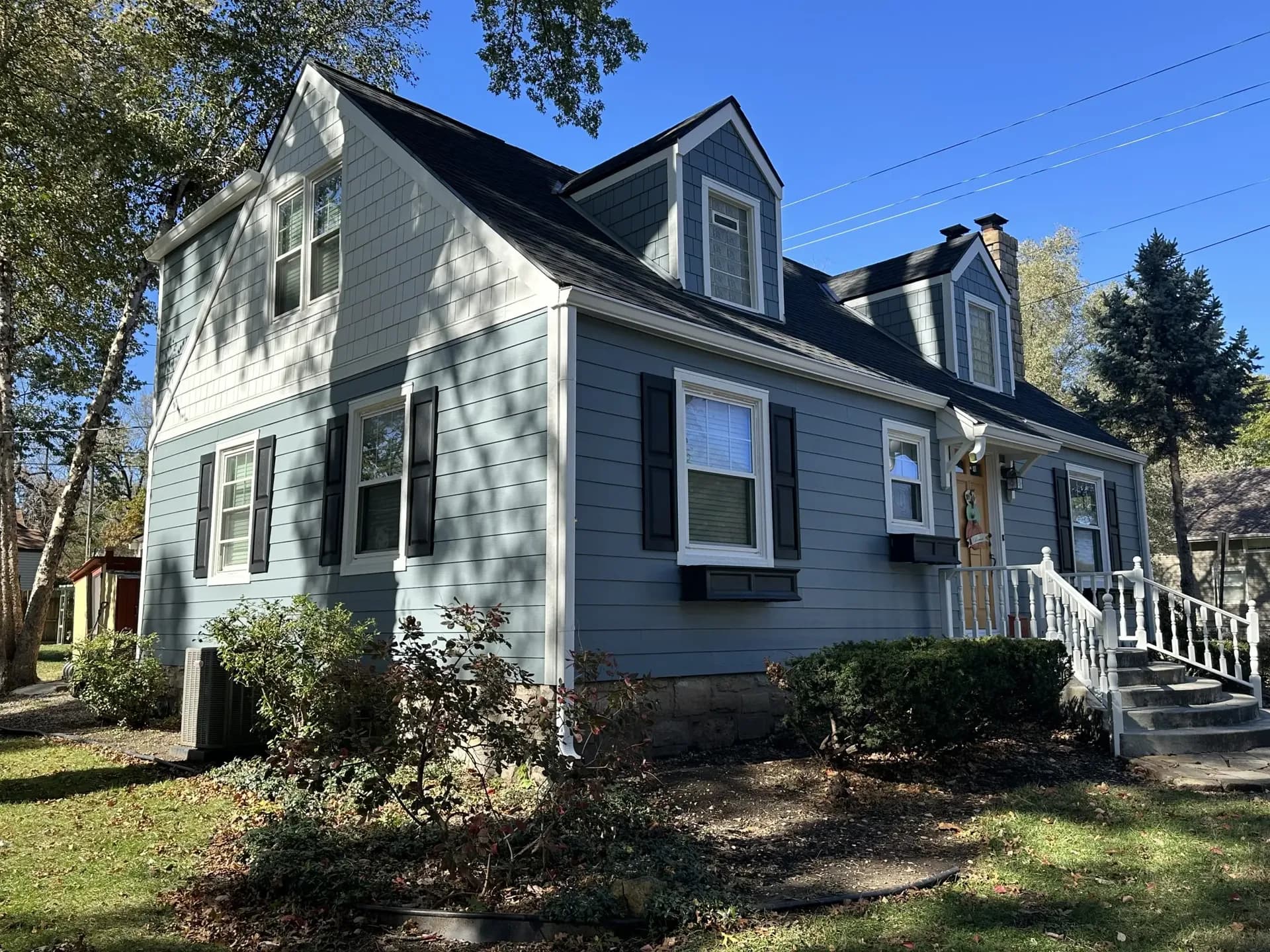 after-blue-james-hardie-siding-installed-on-overland-park-home-01.webp