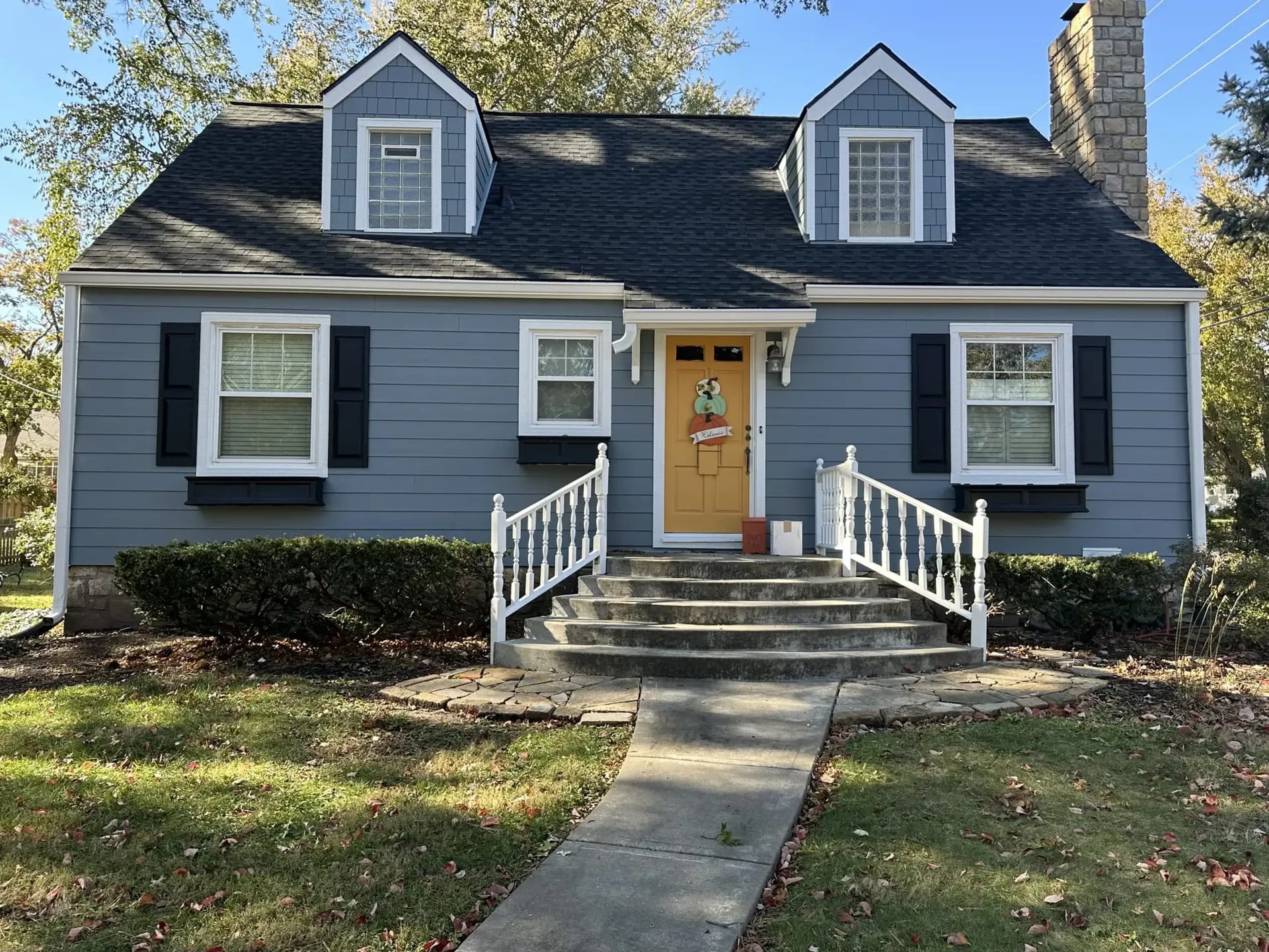 after-blue-james-hardie-siding-installed-on-overland-park-home-02.webp