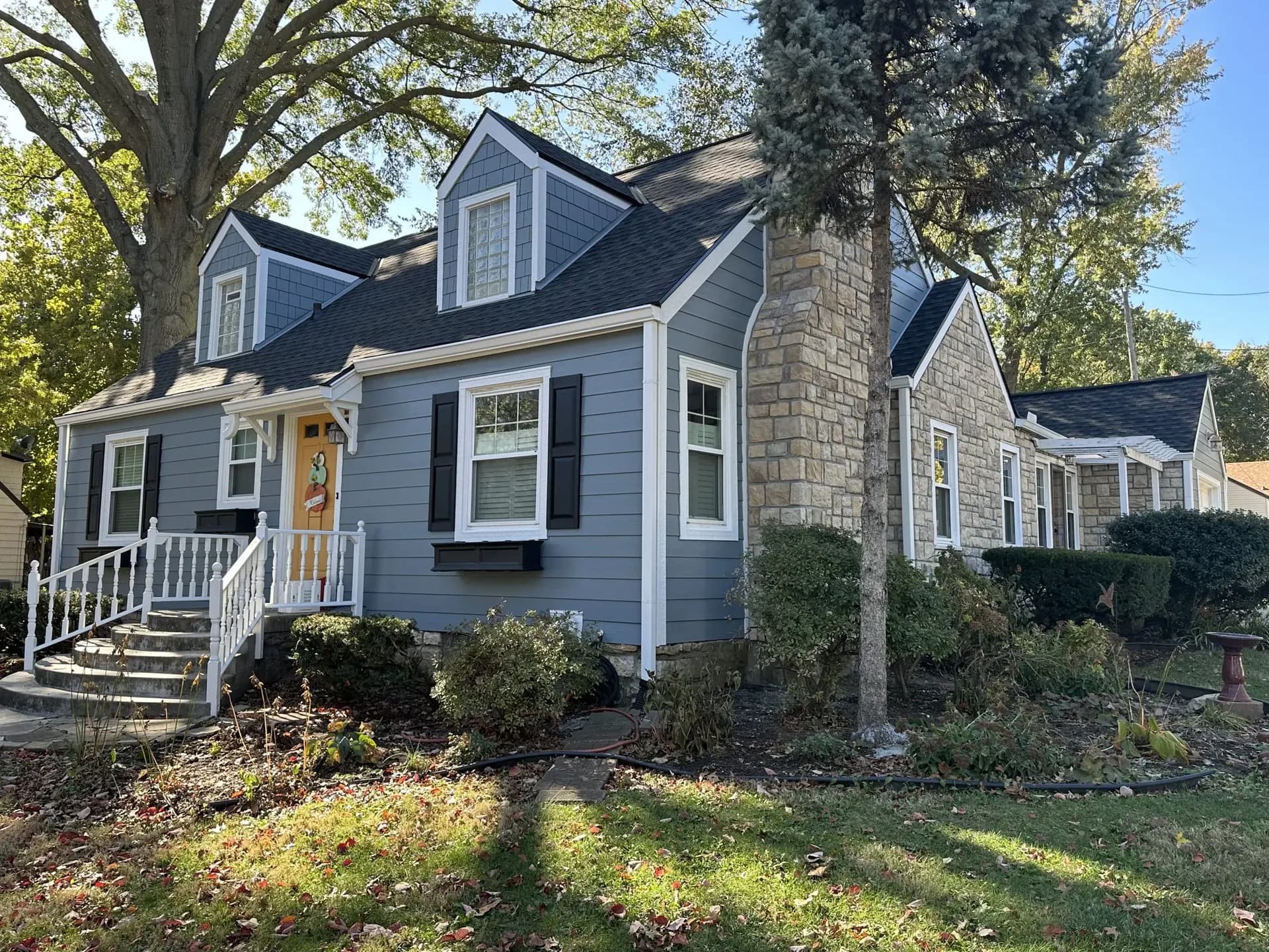 after-blue-james-hardie-siding-installed-on-overland-park-home-03.webp
