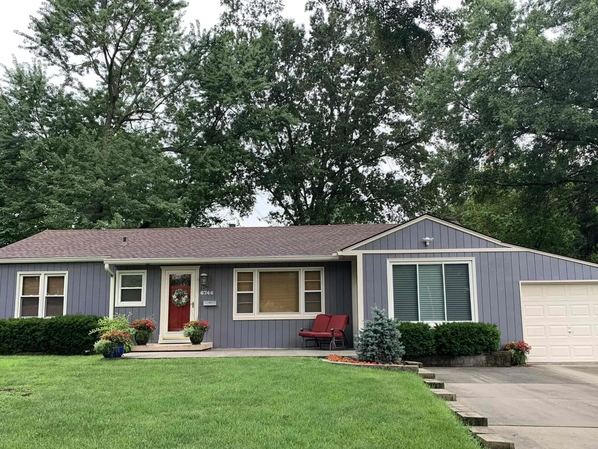 before-shawnee-home-has-hardie-siding-installed-by-safe-harbor-03.webp