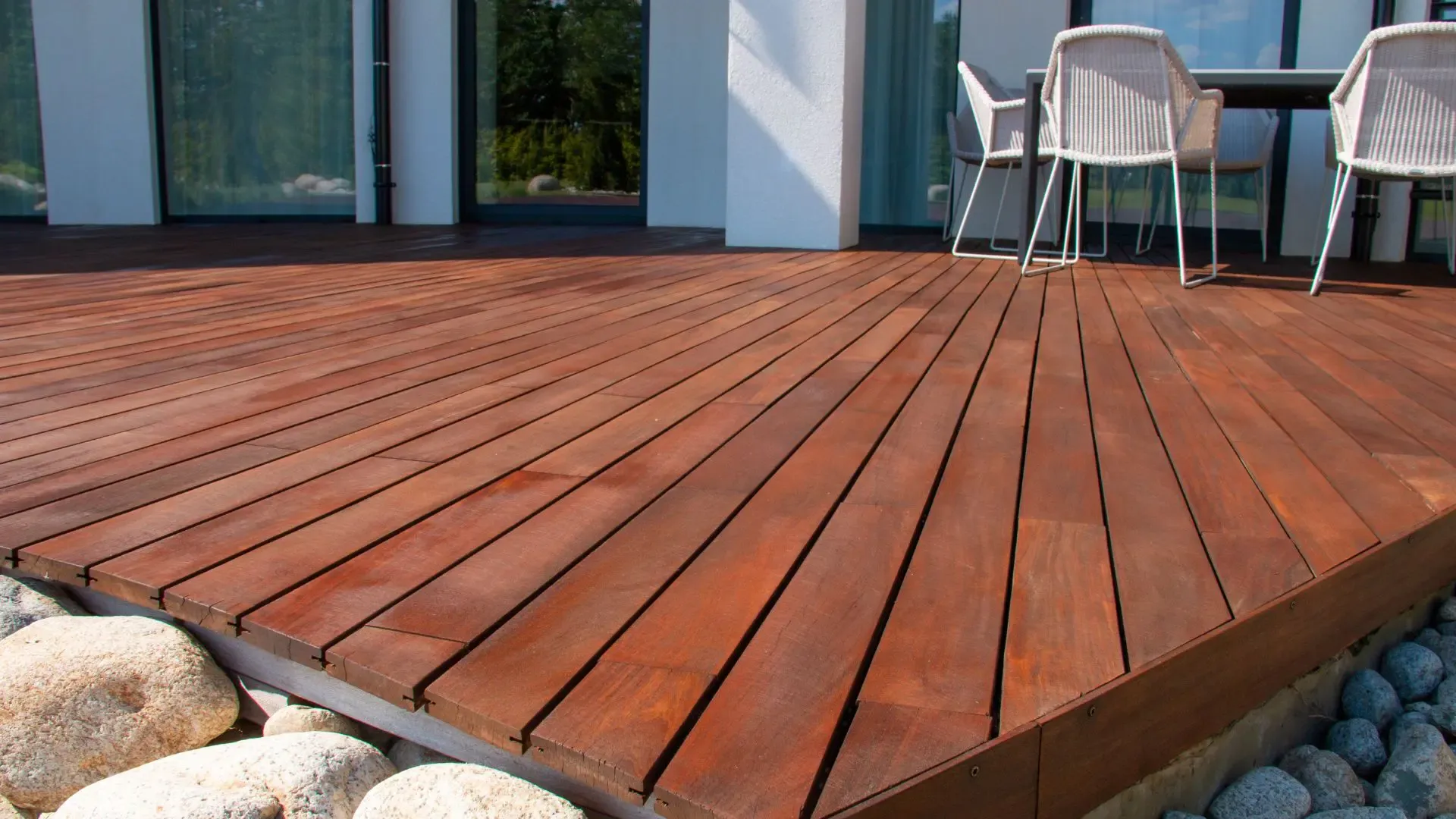 is-it-better-to-repair-or-replace-my-deck-AS_423597645