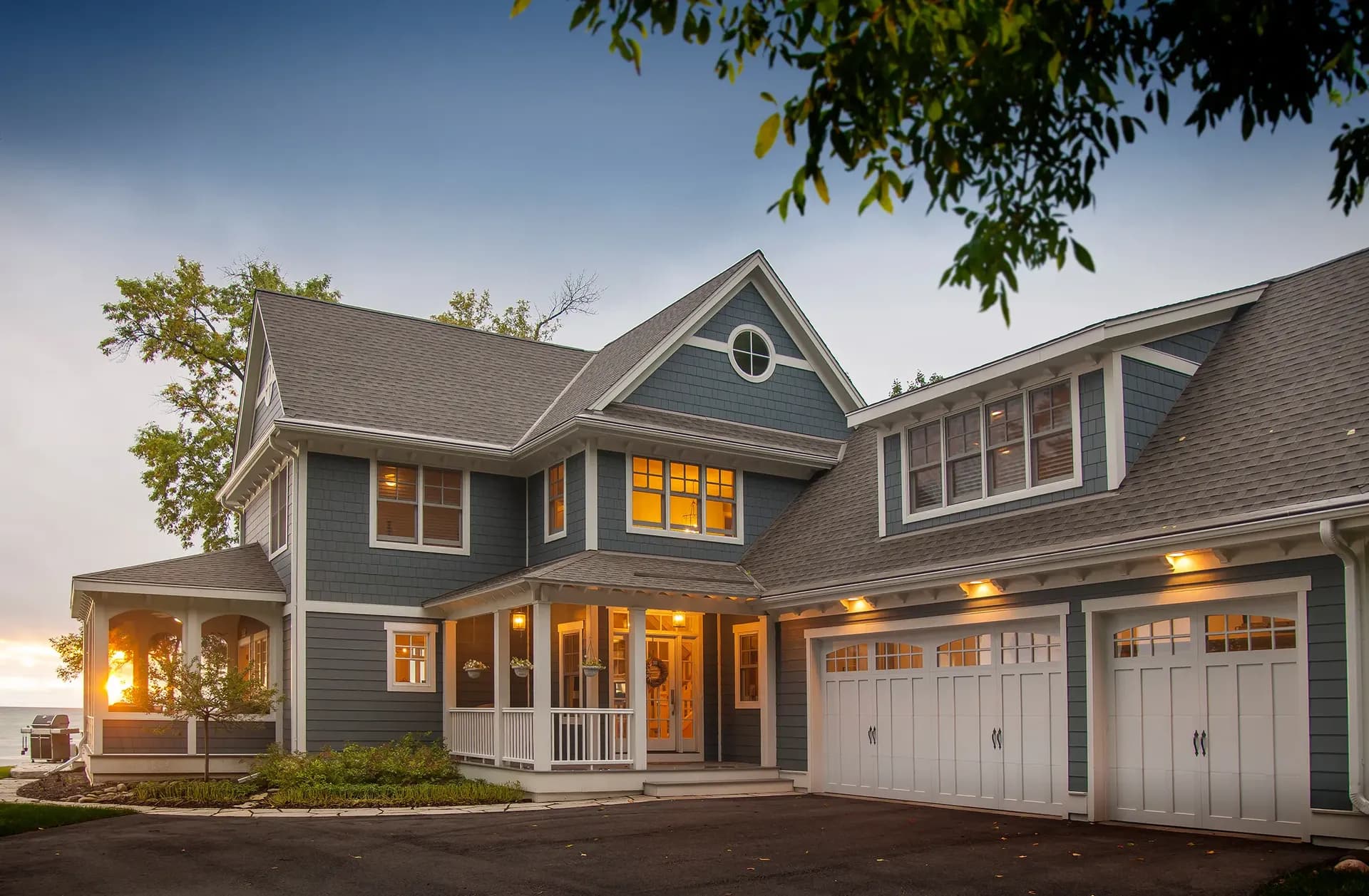 A blue and white house with James Hardie Siding in Kansas City.