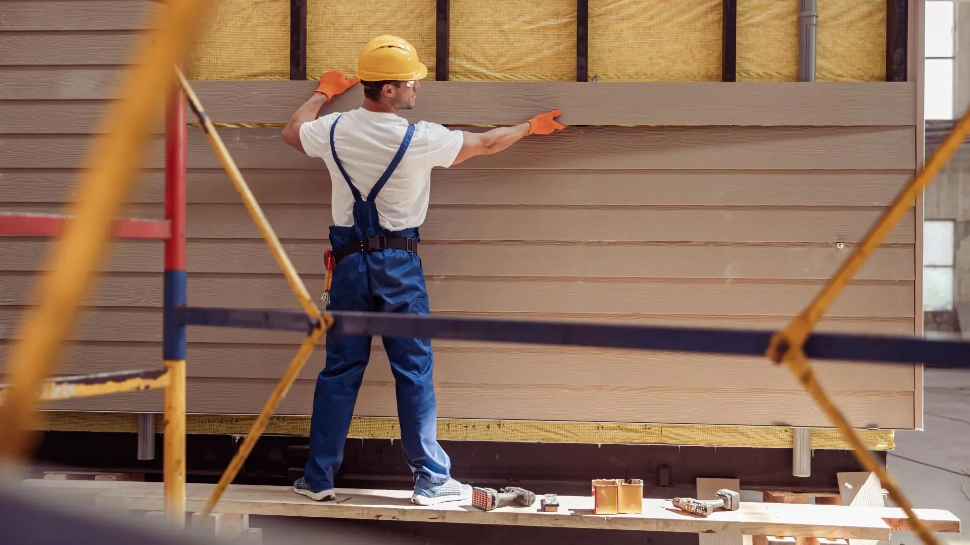 https://www.safeharborexteriors.com/wp-content/uploads/2024/07/what-to-look-for-in-a-siding-contractor-AS_482715887.jpg